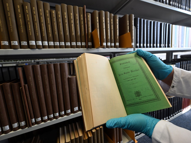 Weil giftiges Arsen einzelne Bücher aus dem 19. Jahrhundert belasten könnte, untersuchen Bibliotheken ihren Bestände. - Foto: Federico Gambarini/dpa