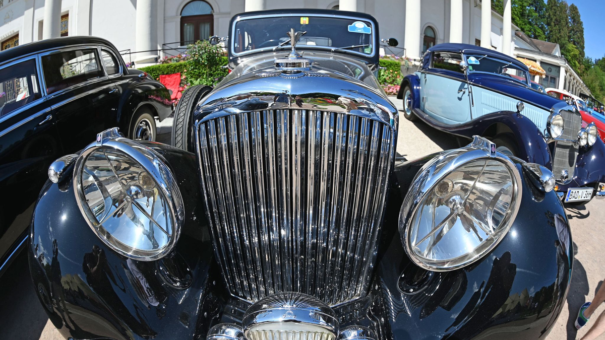 Als Oldtimer dürfen laut Definition des Bundesamtes Fahrzeuge und Anhänger bezeichnet werden, die vor mindestens 30 Jahren erstmals zugelassen wurden. - Foto: Uli Deck/dpa