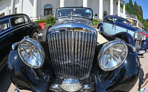 Als Oldtimer dürfen laut Definition des Bundesamtes Fahrzeuge und Anhänger bezeichnet werden, die vor mindestens 30 Jahren erstmals zugelassen wurden. - Foto: Uli Deck/dpa