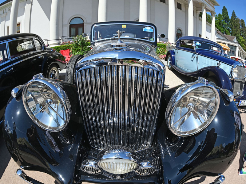 Als Oldtimer dürfen laut Definition des Bundesamtes Fahrzeuge und Anhänger bezeichnet werden, die vor mindestens 30 Jahren erstmals zugelassen wurden. - Foto: Uli Deck/dpa