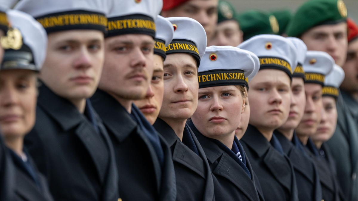 Insgesamt haben im vergangenen Jahr 15.935 Männer und 2867 Frauen den Dienst bei der Bundeswehr angetreten, in Summe also 18.802 Rekruten. - Foto: Stefan Sauer/dpa