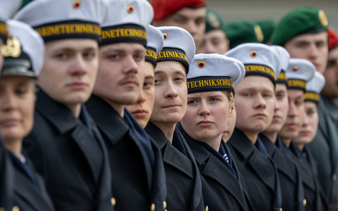 Insgesamt haben im vergangenen Jahr 15.935 Männer und 2867 Frauen den Dienst bei der Bundeswehr angetreten, in Summe also 18.802 Rekruten. - Foto: Stefan Sauer/dpa