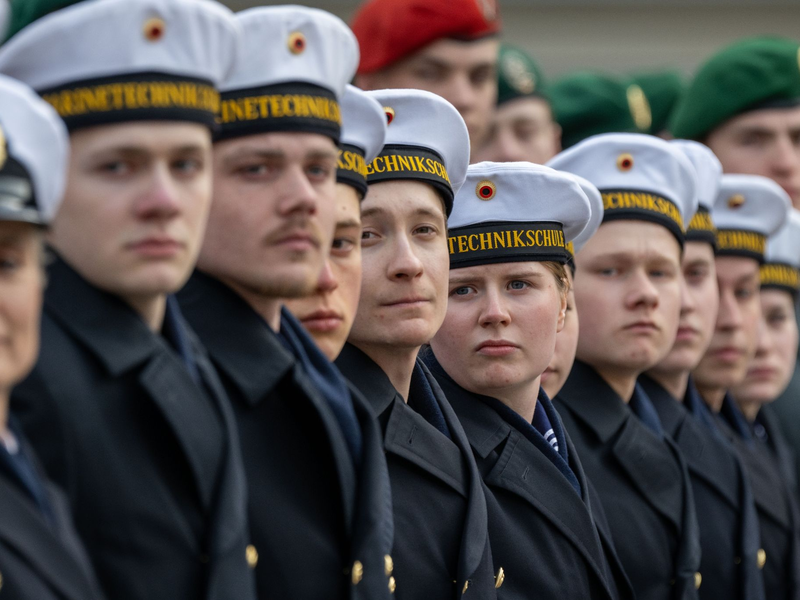 Insgesamt haben im vergangenen Jahr 15.935 Männer und 2867 Frauen den Dienst bei der Bundeswehr angetreten, in Summe also 18.802 Rekruten. - Foto: Stefan Sauer/dpa