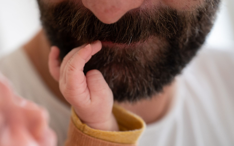Ein Vater trägt seine Tochter auf dem Arm. - Foto: Sebastian Gollnow/Deutsche Presse-Agentur GmbH/dpa