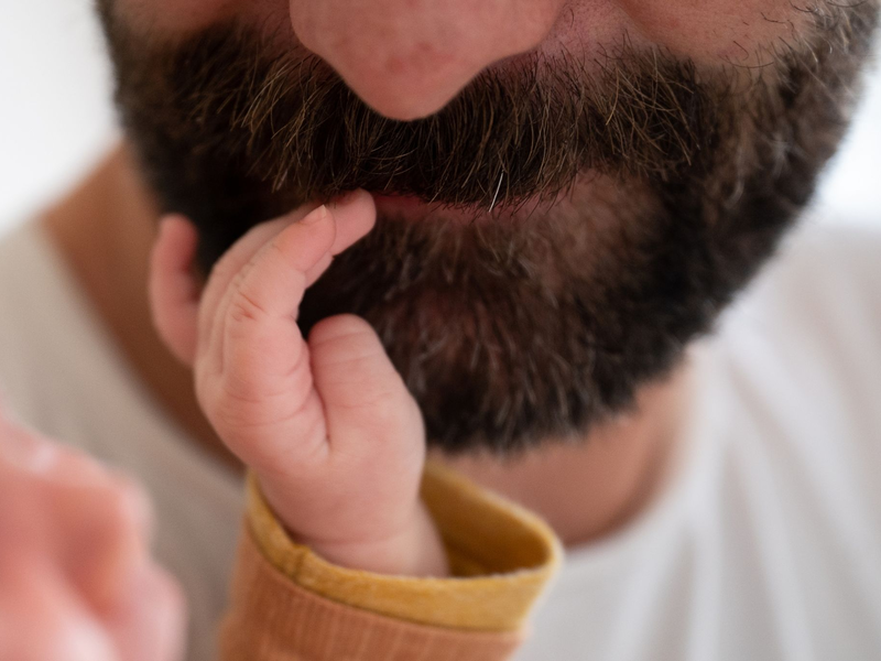 Ein Vater trägt seine Tochter auf dem Arm. - Foto: Sebastian Gollnow/Deutsche Presse-Agentur GmbH/dpa