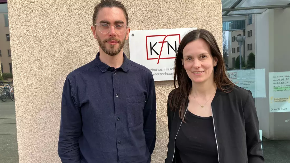 Philipp Müller und Laura-Romina Goede sind Mitautoren der neuen Studie «Gewalt gegen Männer in Partnerschaften» des Kriminologischen Forschungsinstituts Niedersachsen (KFN). - Bild: Christina Sticht/dpa