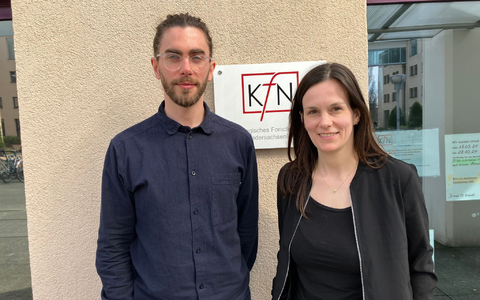 Philipp Müller und Laura-Romina Goede sind Mitautoren der neuen Studie «Gewalt gegen Männer in Partnerschaften» des Kriminologischen Forschungsinstituts Niedersachsen (KFN). - Foto: Christina Sticht/dpa