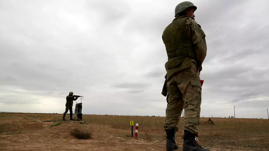 Russische Rekruten auf einem Schießplatz während einer militärischen Trainingseinheit. - Bild: Ivan Vysochinsky/ZUMA Press Wire/dpa