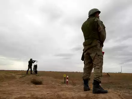 Russische Rekruten auf einem Schießplatz während einer militärischen Trainingseinheit. - Foto: Ivan Vysochinsky/ZUMA Press Wire/dpa
