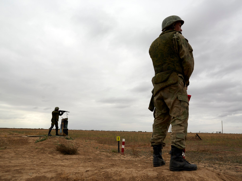 Russische Rekruten auf einem Schießplatz während einer militärischen Trainingseinheit. - Foto: Ivan Vysochinsky/ZUMA Press Wire/dpa
