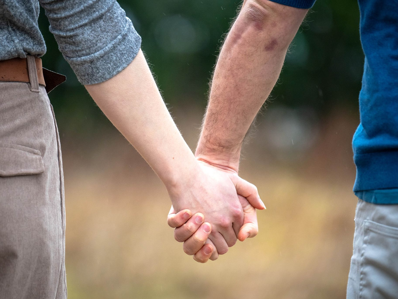 Wie kann man eine gute Beziehung führen? Gary Chapman antwortet darauf mit den «Fünf Sprachen der Liebe». - Foto: Sina Schuldt/dpa