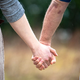 Passen wir wirklich zusammen? Das stellt sich erst lange nach dem Blind-Date heraus. (Illustration) - Foto: Sina Schuldt/dpa
