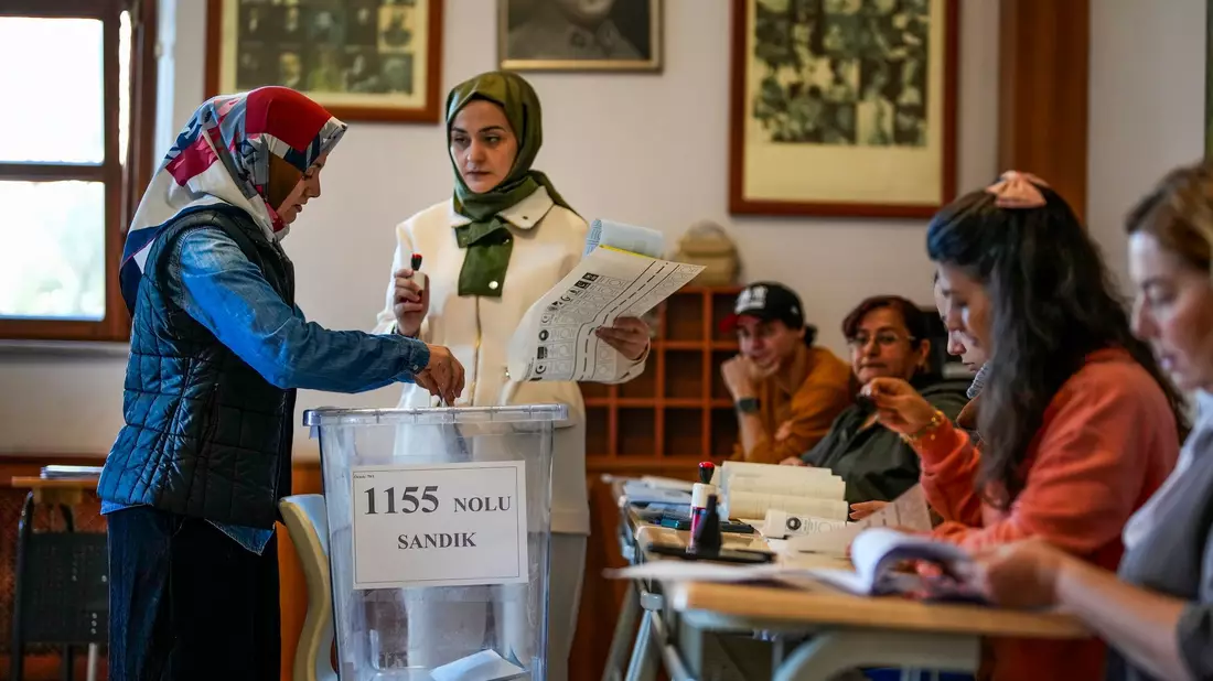 Stimmabgabe in einem Wahllokal in Istanbul. - Bild: Emrah Gurel/AP