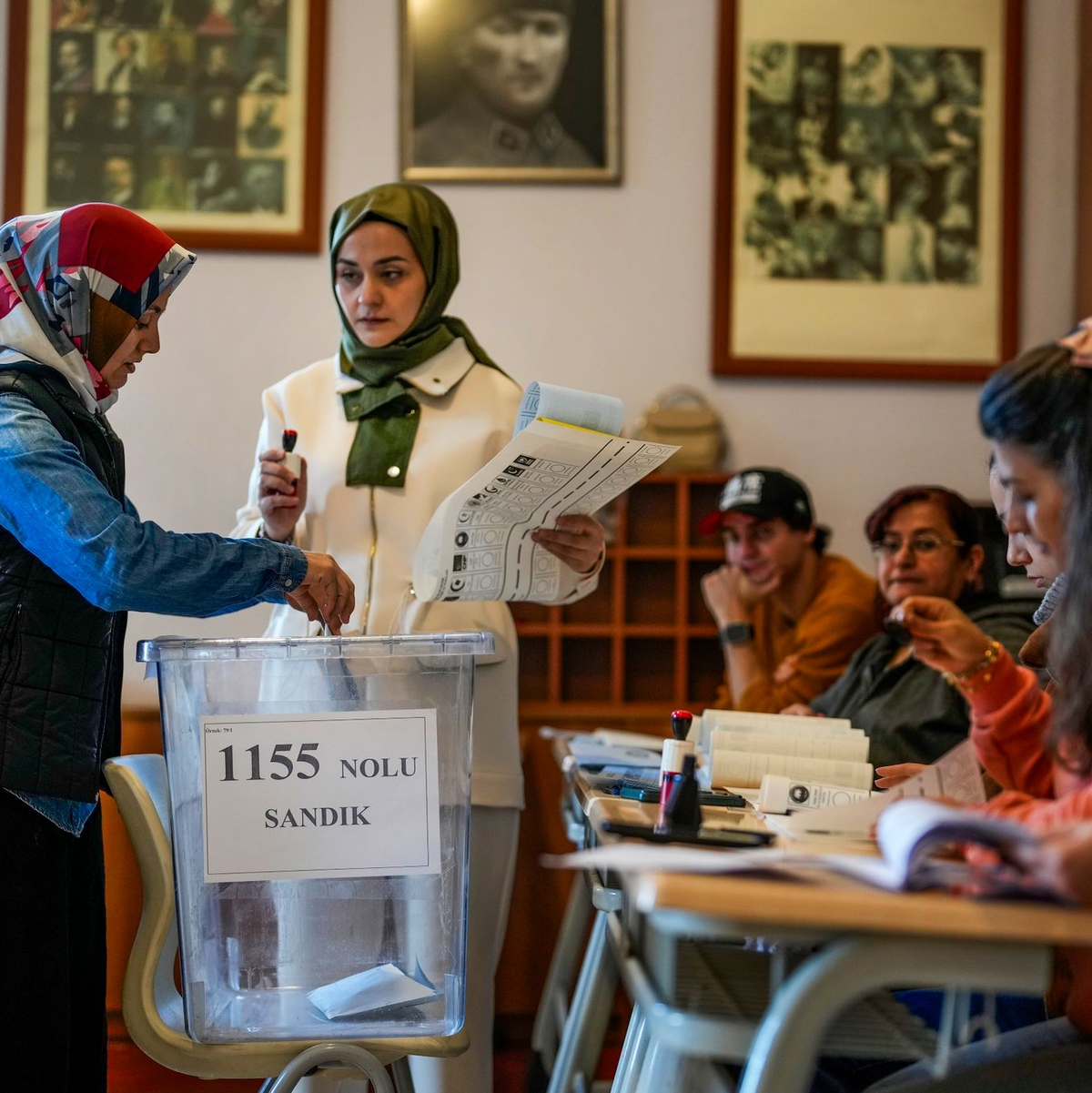 Stimmabgabe in einem Wahllokal in Istanbul. - Foto: Emrah Gurel/AP