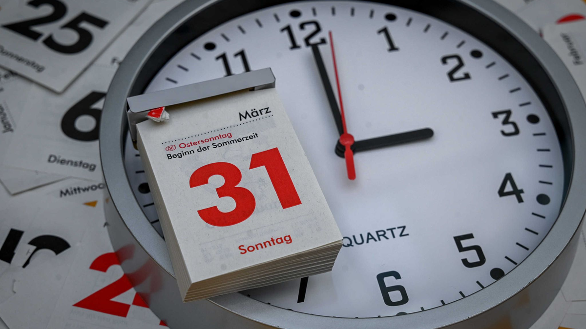 In der Nacht wurde die Zeit vorgestellt. Mit dem 31. März beginnt dieses Jahr die Sommerzeit. - Foto: Niklas Graeber/dpa