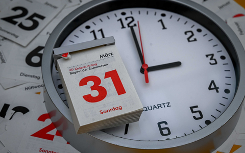 In der Nacht wurde die Zeit vorgestellt. Mit dem 31. März beginnt dieses Jahr die Sommerzeit. - Foto: Niklas Graeber/dpa