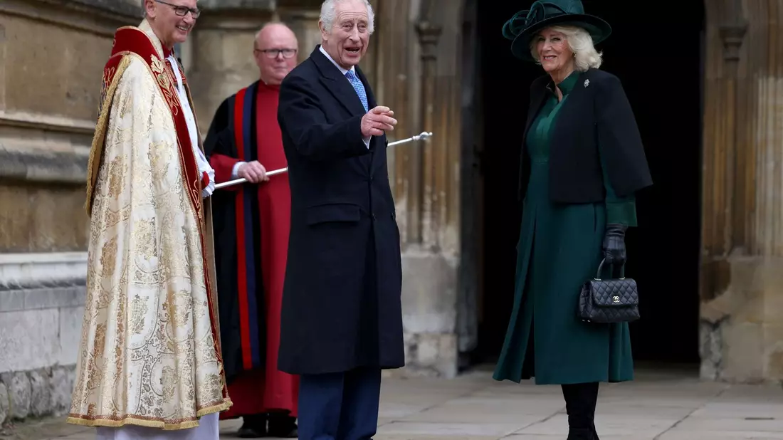 Der britische König Charles III. nahm mit seiner Frau Camilla am Ostergottesdienst in der St.-George's-Kapelle auf Schloss Windsor teil. - Bild: Hollie Adams/Reuters Pool/PA Wire/dpa