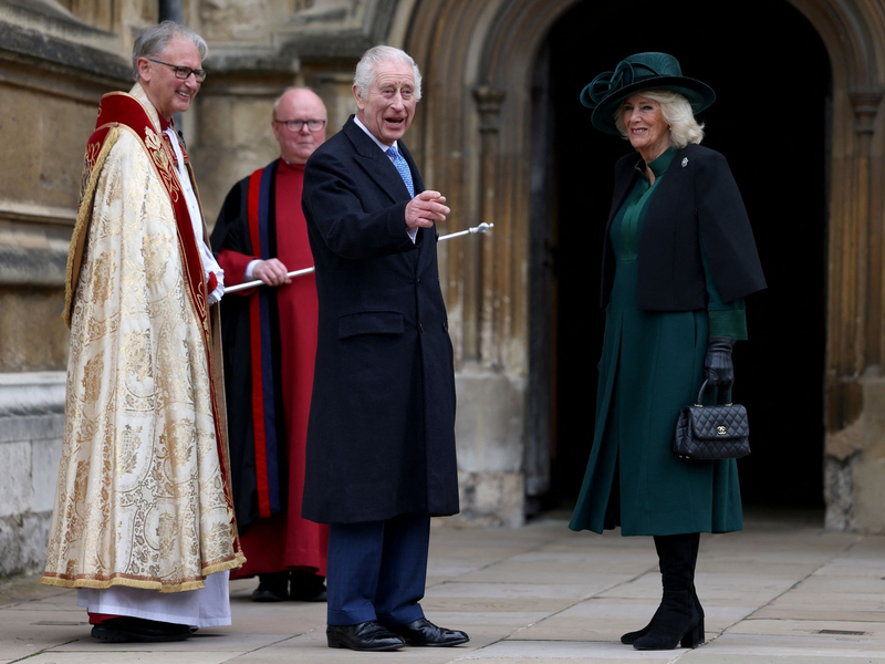 Der britische König Charles III. nahm mit seiner Frau Camilla am Ostergottesdienst in der St.-George's-Kapelle auf Schloss Windsor teil. - Foto: Hollie Adams/Reuters Pool/PA Wire/dpa