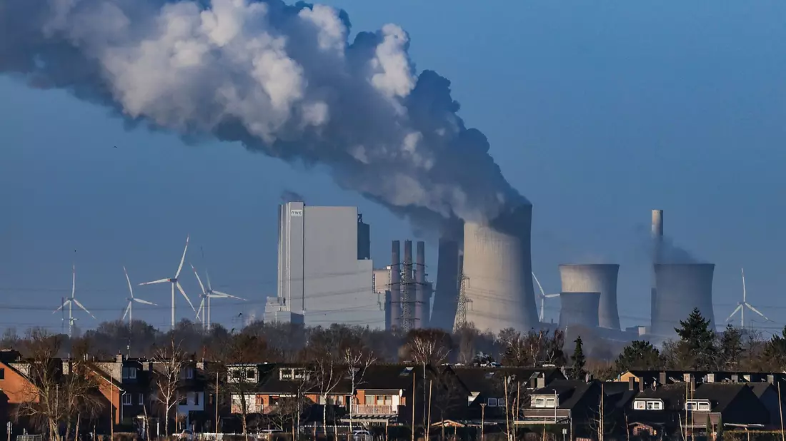 Das Braunkohlekraftwerk Neurath. Im Vordergrund der Pulheimer Ortsteil Sinnersdorf. - Bild: Oliver Berg/dpa