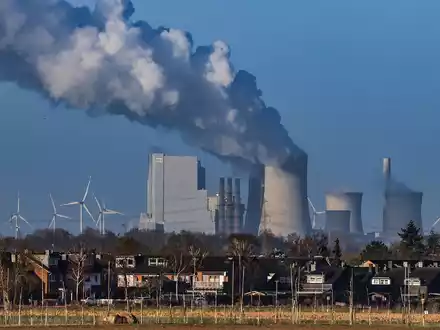 Das Braunkohlekraftwerk Neurath. Im Vordergrund der Pulheimer Ortsteil Sinnersdorf. - Foto: Oliver Berg/dpa