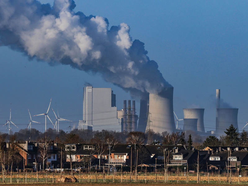 Das Braunkohlekraftwerk Neurath. Im Vordergrund der Pulheimer Ortsteil Sinnersdorf. - Foto: Oliver Berg/dpa