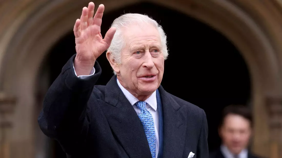 Nach Wochen des Rückzugs: Der britische König Charles III. nahm am Ostergottesdienst in der St.-George's-Kapelle auf Schloss Windsor teil. - Bild: Hollie Adams/Reuters Pool/AP/dpa
