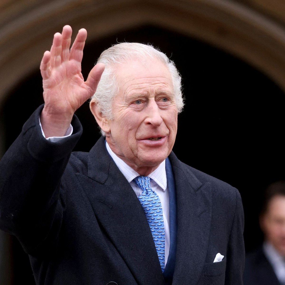 Nach Wochen des Rückzugs: Der britische König Charles III. nahm am Ostergottesdienst in der St.-George's-Kapelle auf Schloss Windsor teil. - Foto: Hollie Adams/Reuters Pool/AP/dpa