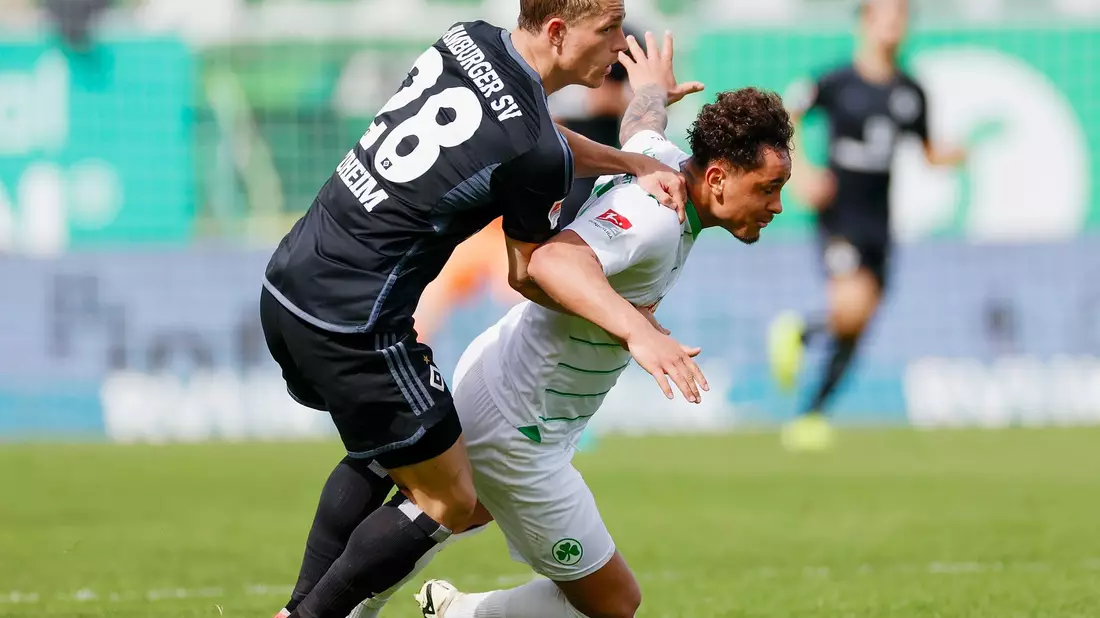 Hamburgs Miro Muheim (l) bringt den Fürther Armindo Sieb zu Fall. - Bild: Heiko Becker/dpa