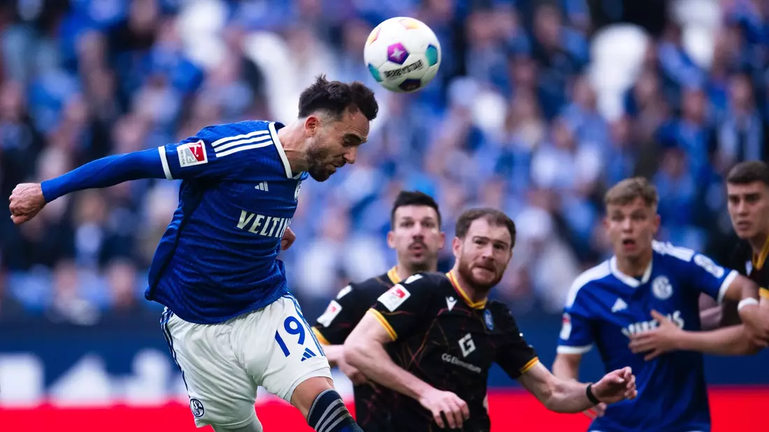 Kenan Karaman (l) und seine Schalker kamen nicht über ein 0:0 gegen den KSC hinaus. - Bild: Marius Becker/dpa