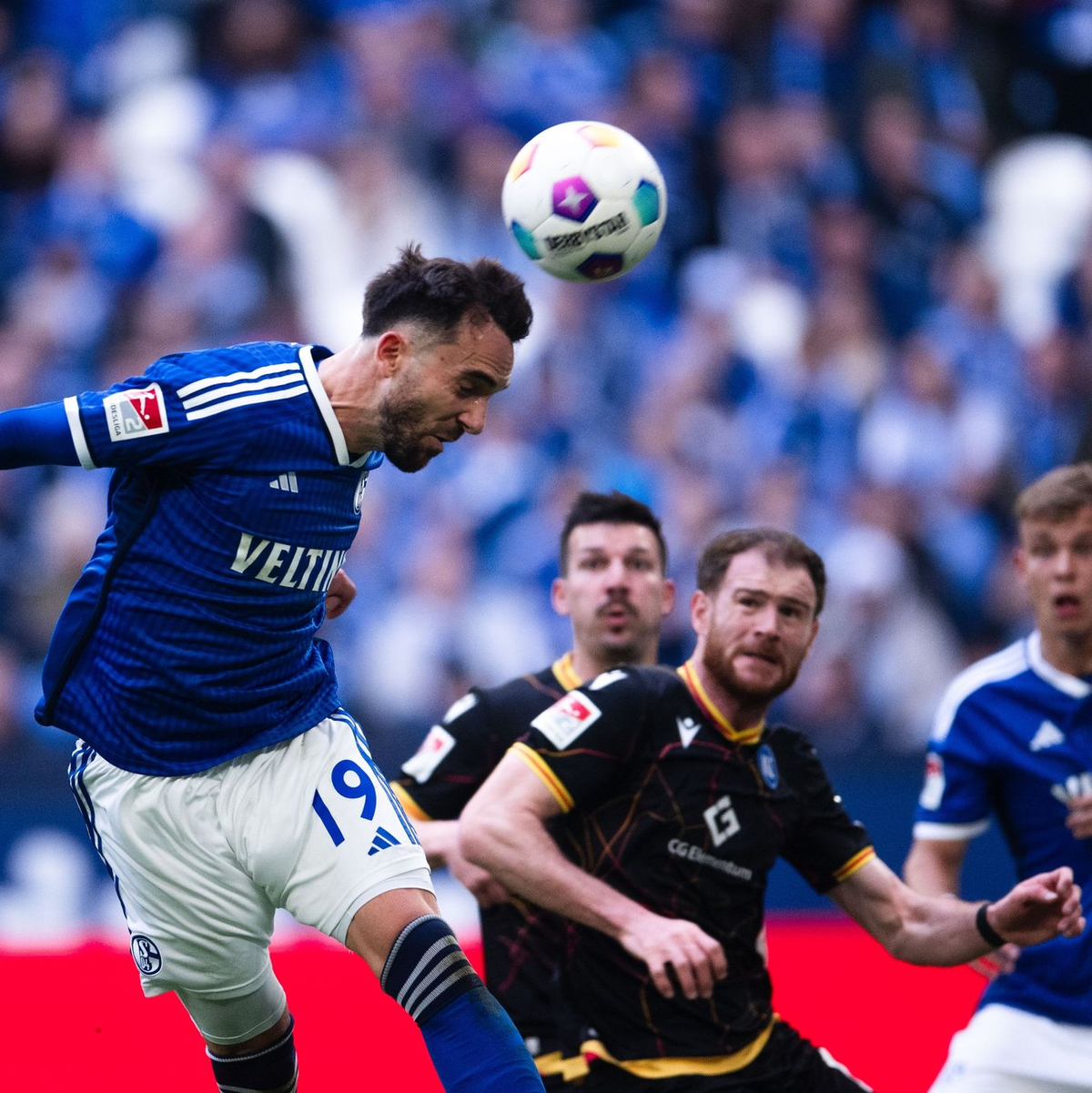 Kenan Karaman (l) und seine Schalker kamen nicht über ein 0:0 gegen den KSC hinaus. - Foto: Marius Becker/dpa