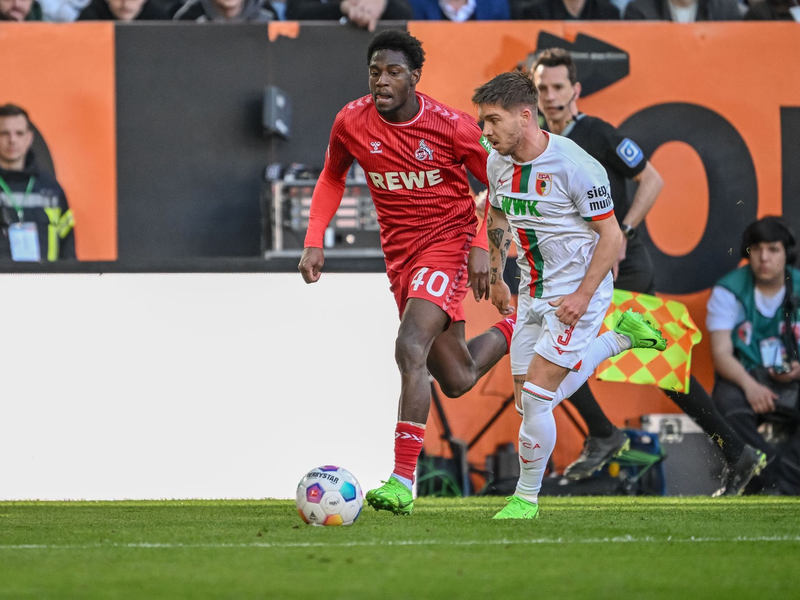 Kölns Faride Alidou (l) im Laufduell mit dem Augsburger Mads Pedersen. - Foto: Harry Langer/dpa
