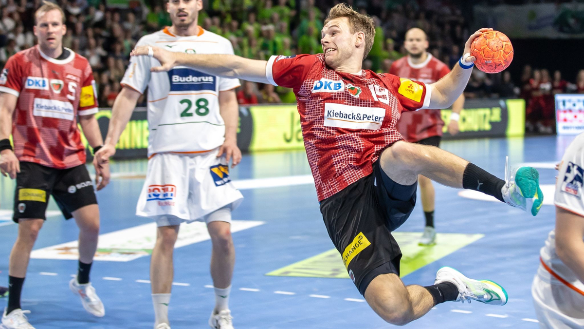 Mathias Gidsel (r) und die Füchse holten sich gegen Wetzlar einen Arbeitssieg. - Foto: Andreas Gora/dpa