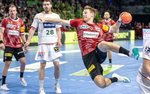 Mathias Gidsel (r) und die Füchse holten sich gegen Wetzlar einen Arbeitssieg. - Foto: Andreas Gora/dpa Mathias Gidsel (r) und die Füchse holten sich gegen Wetzlar einen Arbeitssieg. - Foto: Andreas Gora/dpa