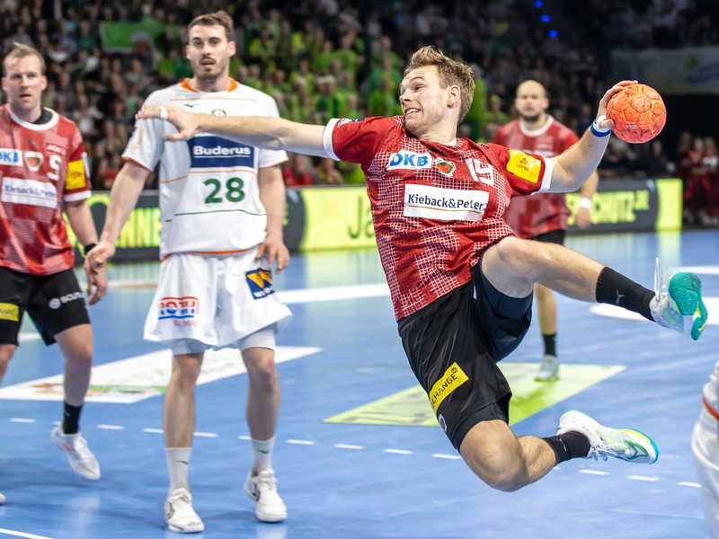 Mathias Gidsel (r) und die FĂŒchse holten sich gegen Wetzlar einen Arbeitssieg. - Foto: Andreas Gora/dpa