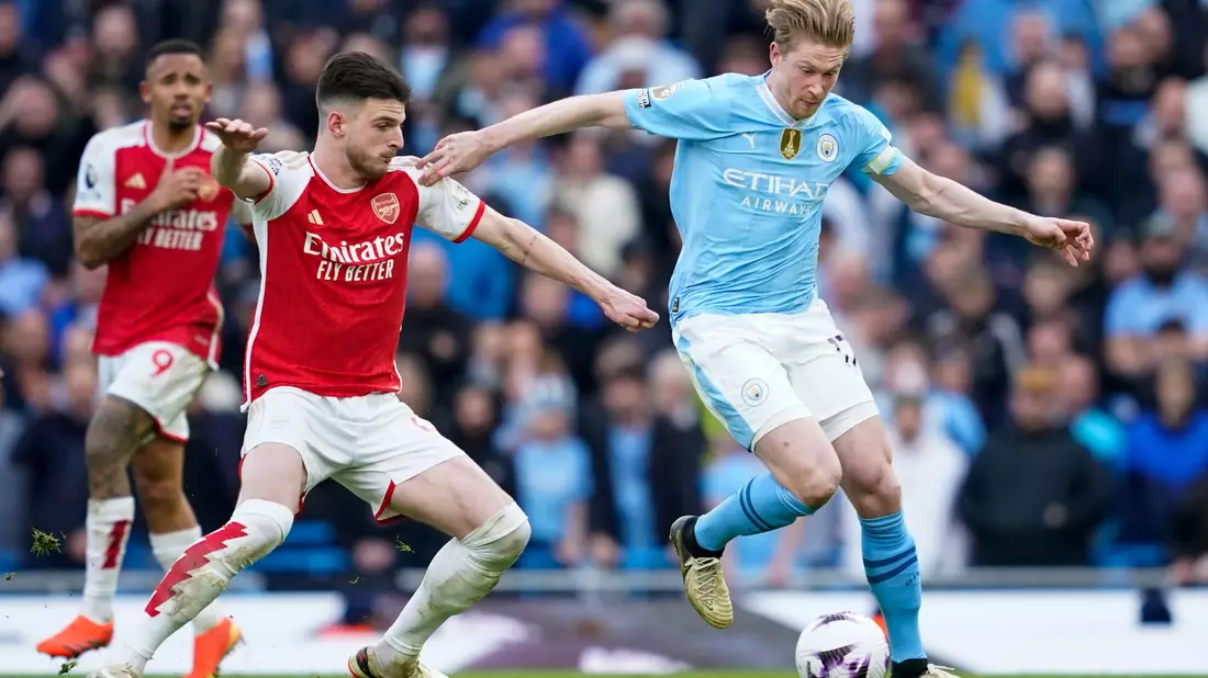 Kevin De Bruyne (r) und Manchester City trennten sich von Declan Rice und dem FC Arsenal torlos. - Bild: Dave Thompson/AP/dpa