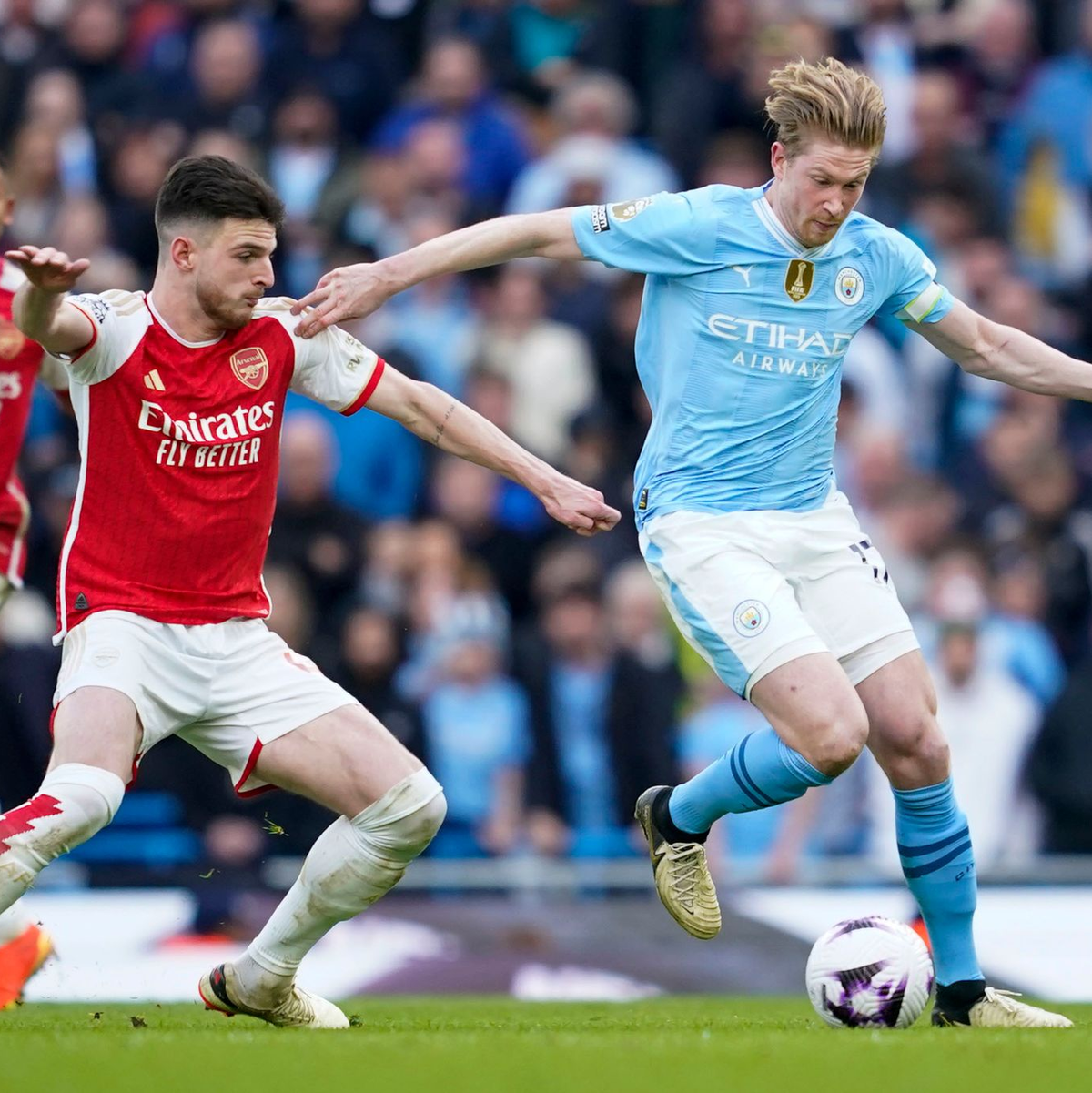 Kevin De Bruyne (r) und Manchester City trennten sich von Declan Rice und dem FC Arsenal torlos. - Foto: Dave Thompson/AP/dpa