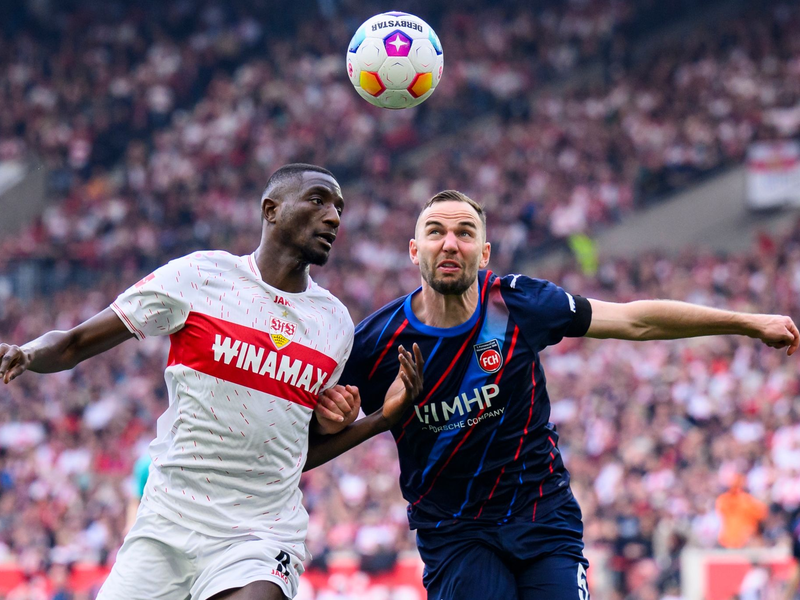 Benedikt Gimber (r) und der 1. FC Heidenheim nehmen einen Punkt aus Stuttgart mit. - Foto: Tom Weller/dpa