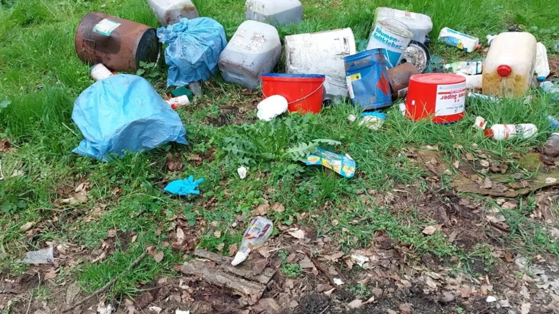 FW-KLE: Gefahrgut-Einsatz: Chemikalien-Kanister auf Parkplatz an Landstraße entsorgt - Bild: presseportal.de