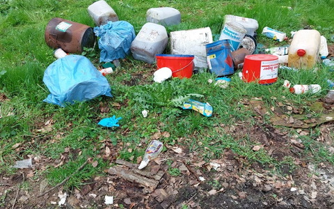 FW-KLE: Gefahrgut-Einsatz: Chemikalien-Kanister auf Parkplatz an Landstraße entsorgt - Foto: presseportal.de