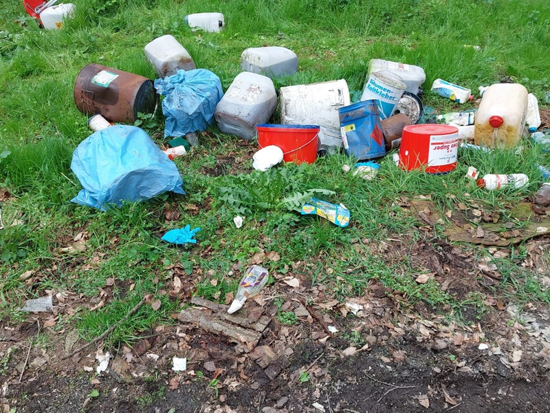 FW-KLE: Gefahrgut-Einsatz: Chemikalien-Kanister auf Parkplatz an Landstraße entsorgt - Foto: presseportal.de
