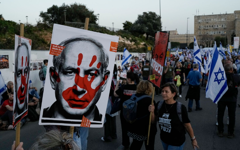 Ultraorthodoxe jüdische Männer und Jugendliche versammeln während einer Zeremonie am Stadtrand von Jerusalem (Archivbild). Israels höchstes Gericht hat geurteilt: Die Wehrpflicht gilt auch für Ultraorthodoxe. - Foto: Leo Correa/AP/dpa