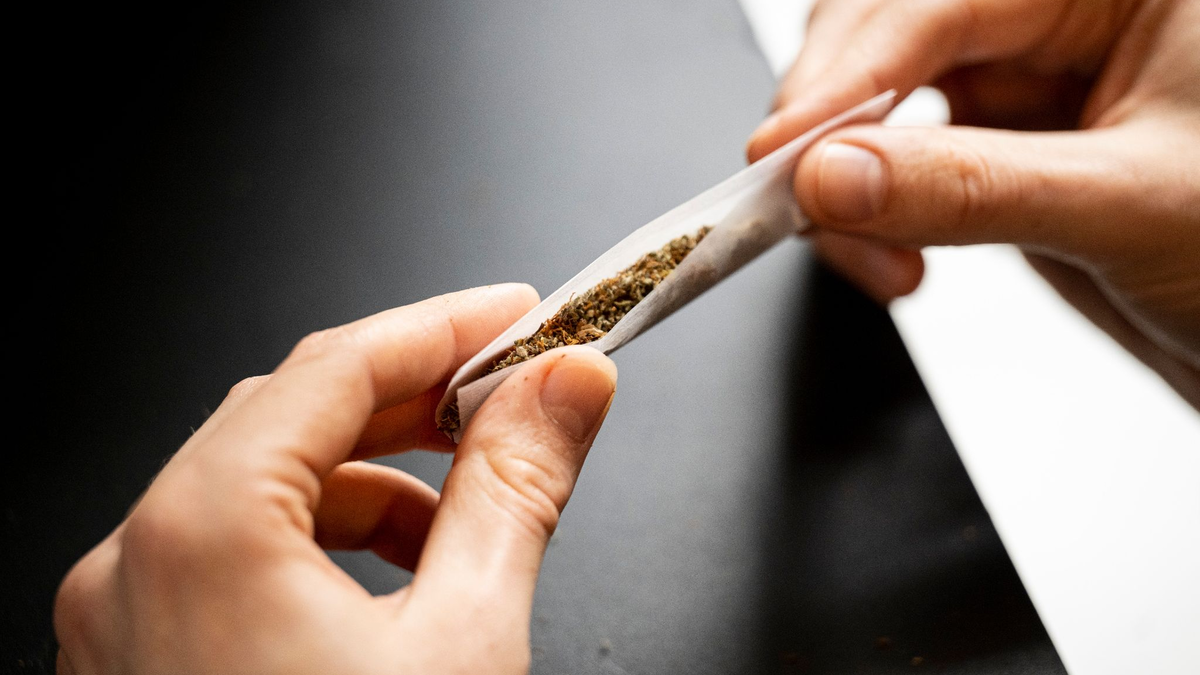 Ab heute ist es erlaubt, Cannabis zu rauchen. - Foto: Hannes P Albert/dpa