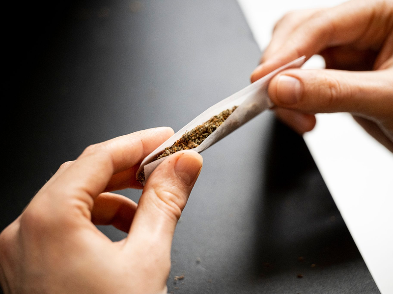An Bahnhöfen ist der Cannabis-Konsum verboten. - Foto: Hannes P Albert/dpa
