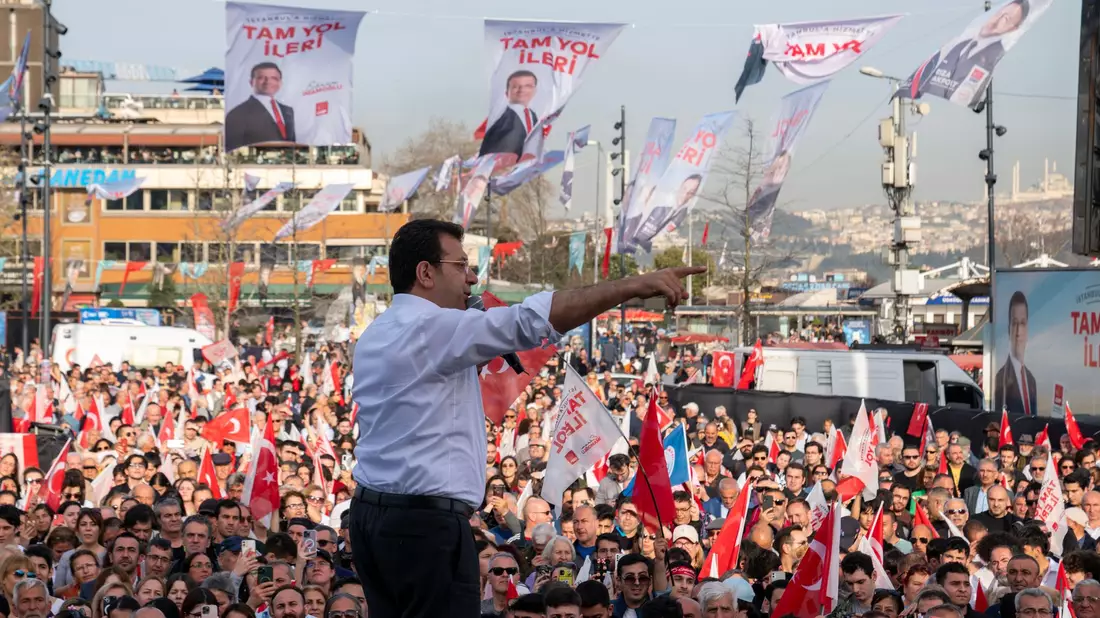 Ekrem Imamoglu konnte keinen Oppositionsblock hinter sich vereinen - und entschied die Wahl dennoch für sich. - Bild: Tolga Uluturk/ZUMA Press Wire/dpa