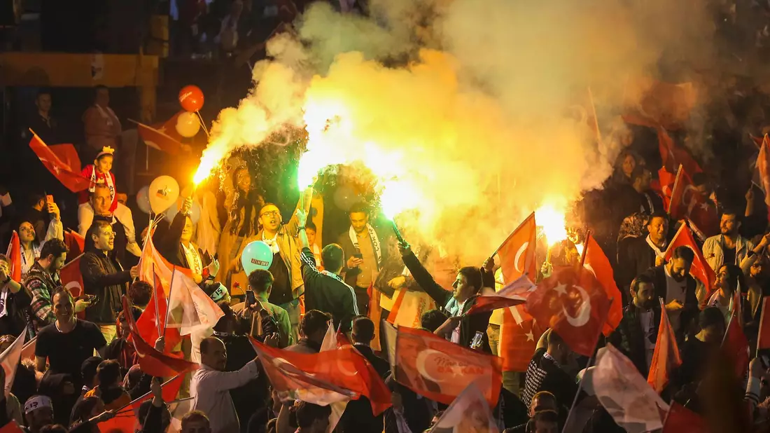 Anhänger der Mitte-Links-Partei CHP feiern vor dem Rathaus in der türkischen Hauptstadt Ankara. - Bild: Ali Unal/AP/dpa
