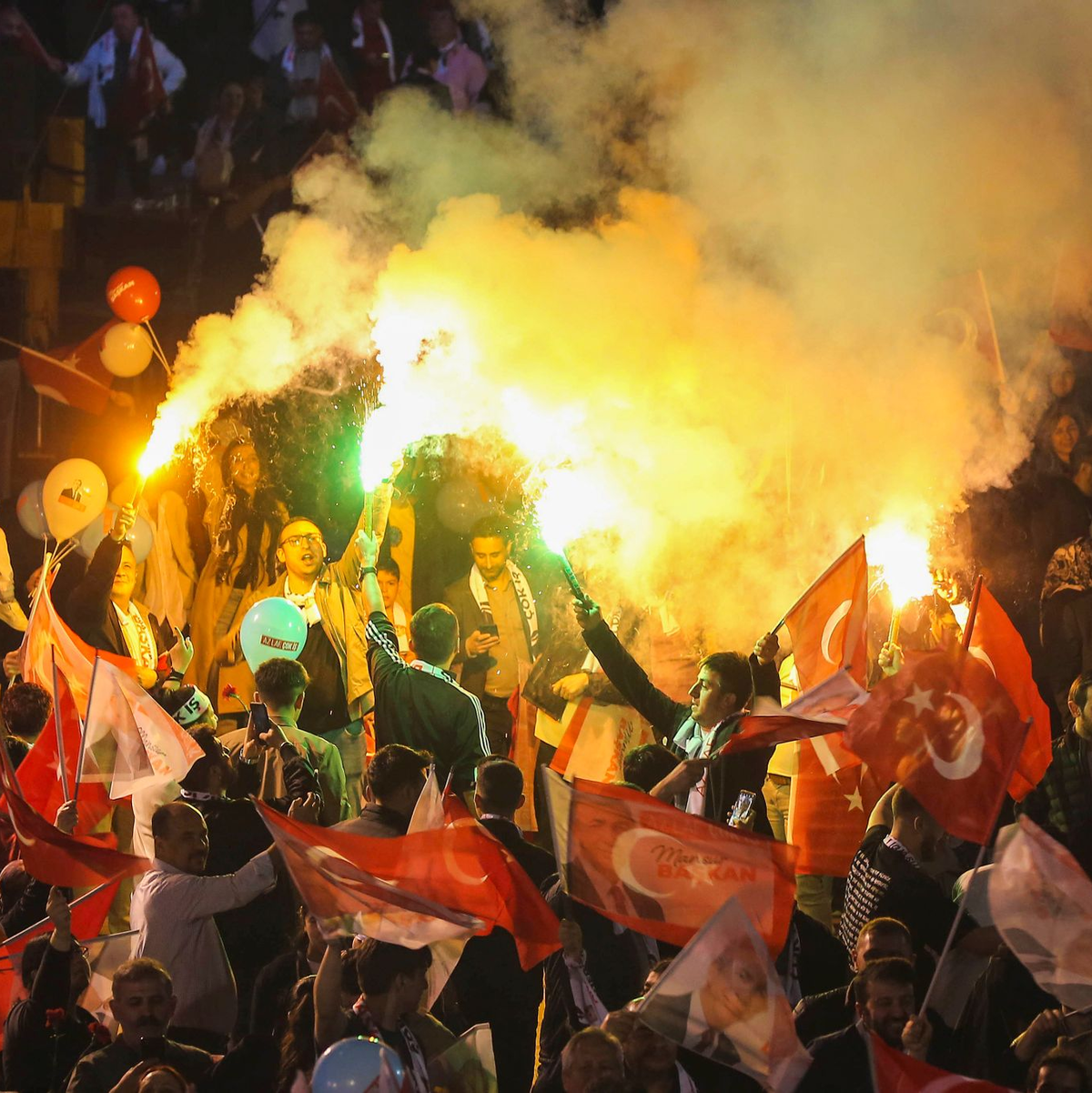 Anhänger der Mitte-Links-Partei CHP feiern vor dem Rathaus in der türkischen Hauptstadt Ankara. - Foto: Ali Unal/AP/dpa