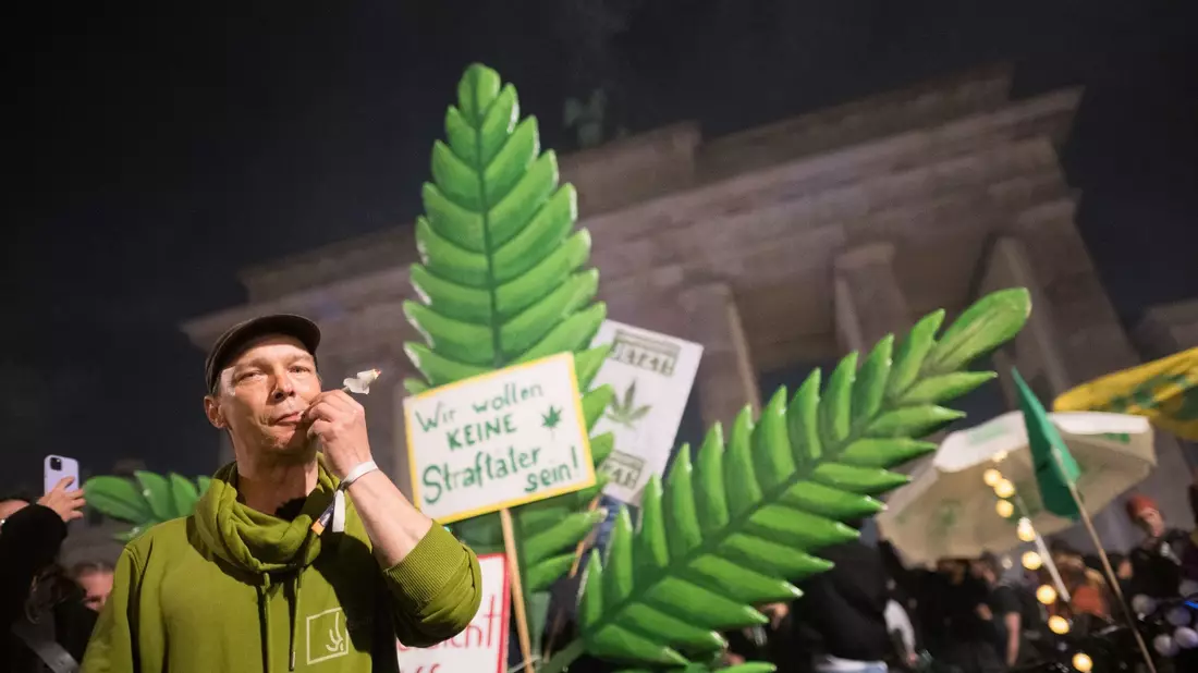Das Rauchen von Marihuana oder Haschisch ist seit heute erlaubt. - Bild: Sebastian Gollnow/dpa