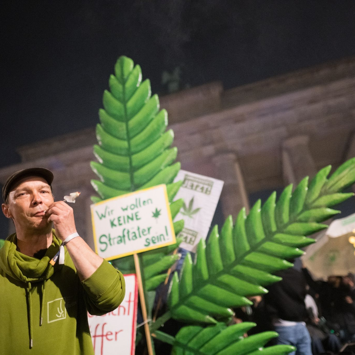 Das Rauchen von Marihuana oder Haschisch ist seit heute erlaubt. - Foto: Sebastian Gollnow/dpa
