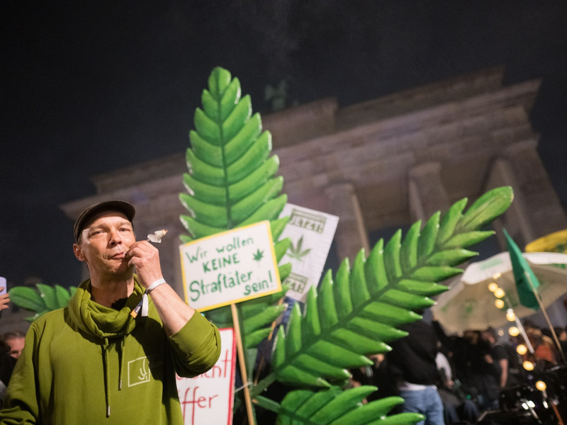 Das Rauchen von Marihuana oder Haschisch ist seit heute erlaubt. - Foto: Sebastian Gollnow/dpa