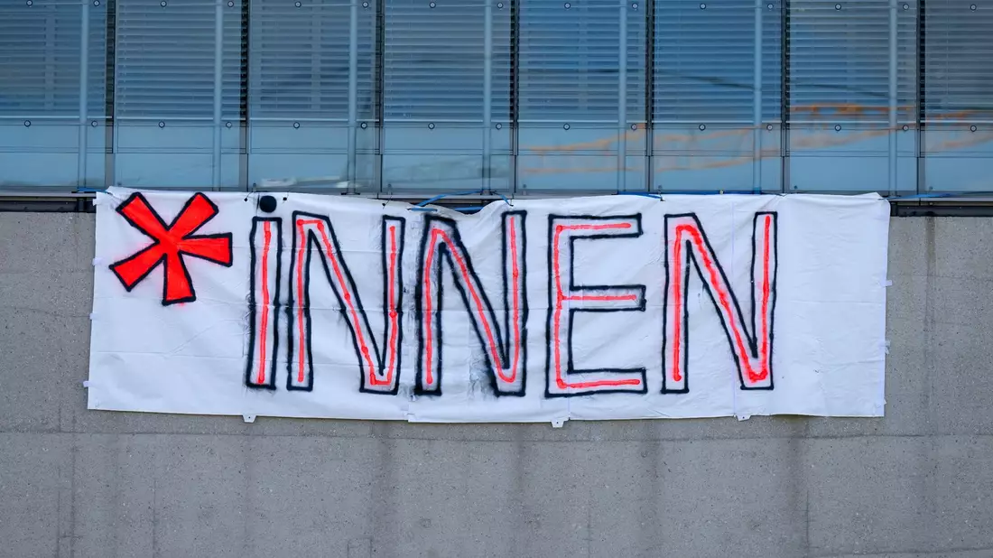 Gendern verboten: Scharfe Kritik gab es daran unter anderem von den Grünen, politischen Hochschulgruppen, Gewerkschaften, queeren Verbänden und auch der Bundesschülerkonferenz. - Bild: Sven Hoppe/dpa